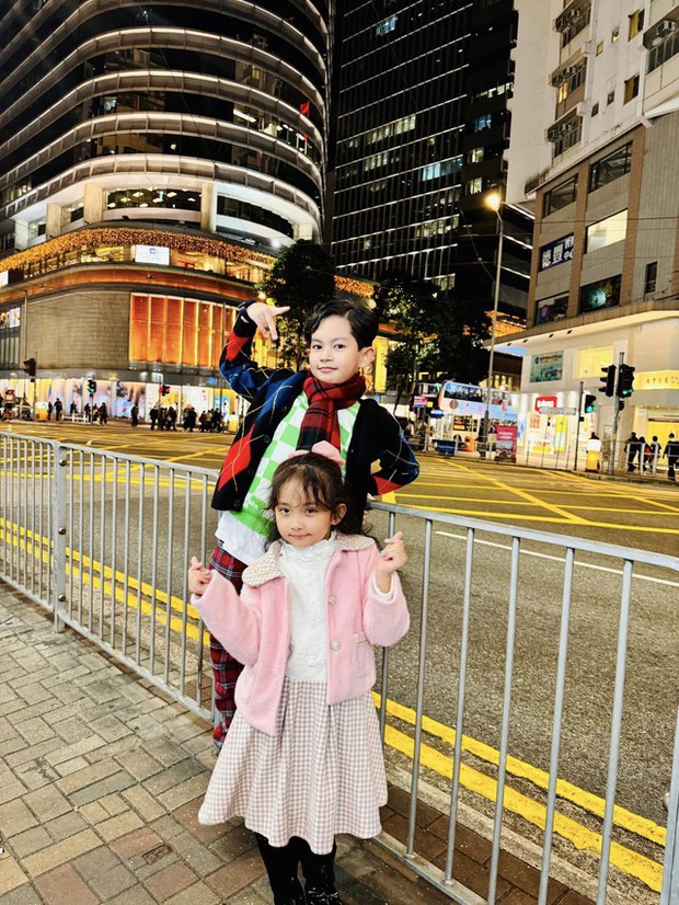 Phan Hiển và Khánh Thi tạo nên câu chuyện tình ngọt ngào trên đường phố Hồng Kông