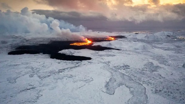 Những bức ảnh kinh hoàng về núi lửa phun trào tại Iceland - Ảnh 1.