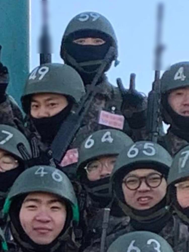 Hot rần rần ảnh hiếm của Jimin - Jungkook (BTS) trong quân đội, chỉ lộ mỗi đôi mắt cũng đủ gây bão mạng - Ảnh 3.