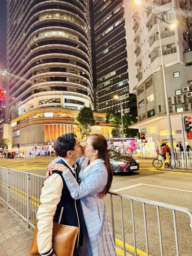 Phan Hiển và Khánh Thi tạo nên câu chuyện tình ngọt ngào trên đường phố Hồng Kông