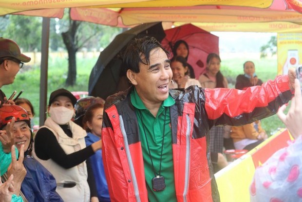 MC Quyền Linh dầm mưa, nổi quạu khi ekip đòi dừng quay chương trình - Ảnh 4.