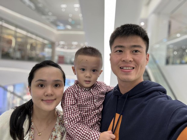 Duy Mạnh chia sẻ hình ảnh gia đình mừng sinh nhật vợ, sự thăng hạng ngoạn mục của ái nữ cựu chủ tịch Sài Gòn FC