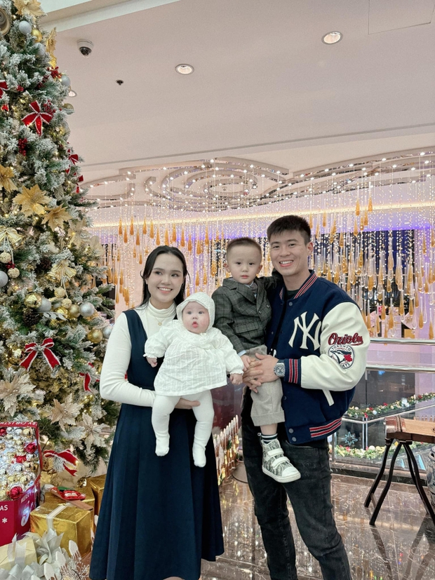 Duy Mạnh chia sẻ hình ảnh gia đình mừng sinh nhật vợ, sự thăng hạng ngoạn mục của ái nữ cựu chủ tịch Sài Gòn FC