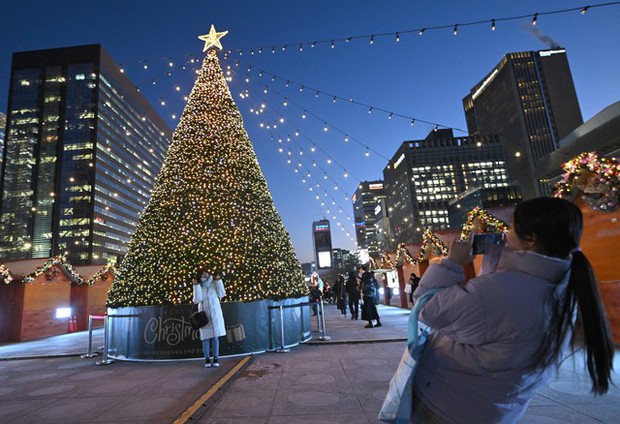 Rộn ràng Giáng sinh trên khắp thế giới: Đường phố sáng rực tạo nên không khí lễ hội đầy kỳ diệu và hy vọng - Ảnh 8.