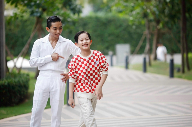 Phan Hiển tạo không gian gia đình đẹp và ấm cúng trong bộ ảnh chụp Giáng sinh, Khánh Thi rơi nước mắt vì điều đặc biệt này