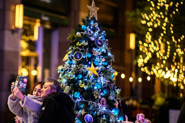 Rộn ràng Giáng sinh trên khắp thế giới: Đường phố sáng rực tạo nên không khí lễ hội đầy kỳ diệu và hy vọng - Ảnh 15.