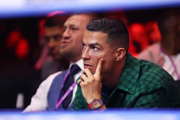 Ronaldo cùng cậu cả chọn siêu xe tiền tỷ, trang sức kim cương để dự sự kiện