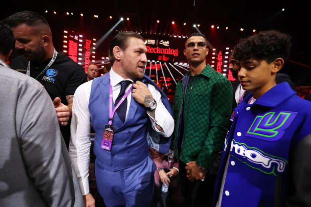 Ronaldo cùng cậu cả chọn siêu xe tiền tỷ, trang sức kim cương để dự sự kiện