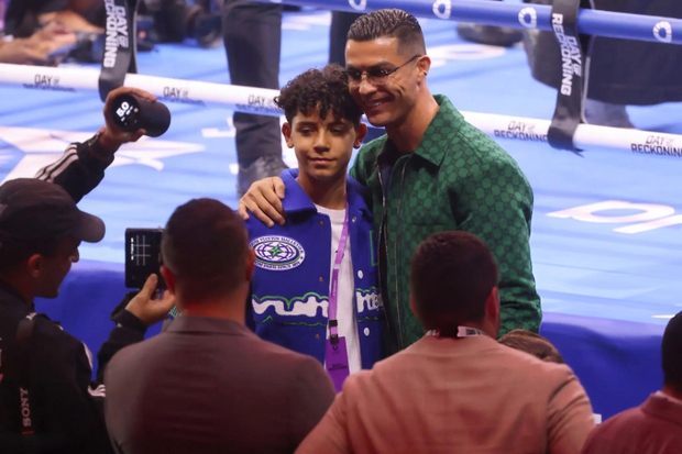 Ronaldo cùng cậu cả chọn siêu xe tiền tỷ, trang sức kim cương để dự sự kiện