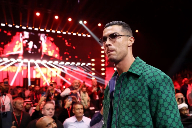 Ronaldo cùng cậu cả chọn siêu xe tiền tỷ, trang sức kim cương để dự sự kiện