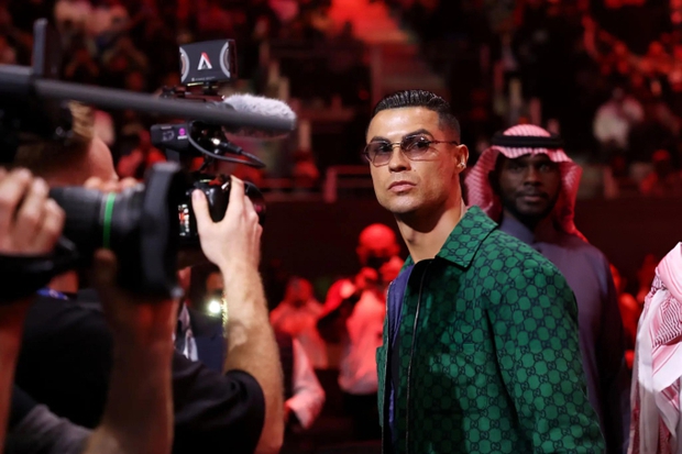 Ronaldo cùng cậu cả chọn siêu xe tiền tỷ, trang sức kim cương để dự sự kiện