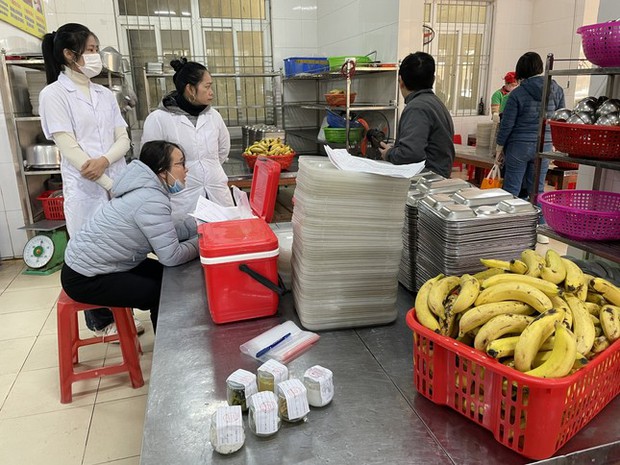 Nhiều học sinh đau bụng sau bữa trưa phải nhập viện ở Thanh Hoá: Nhà trường, phường báo cáo số liệu không đúng - Ảnh 8.