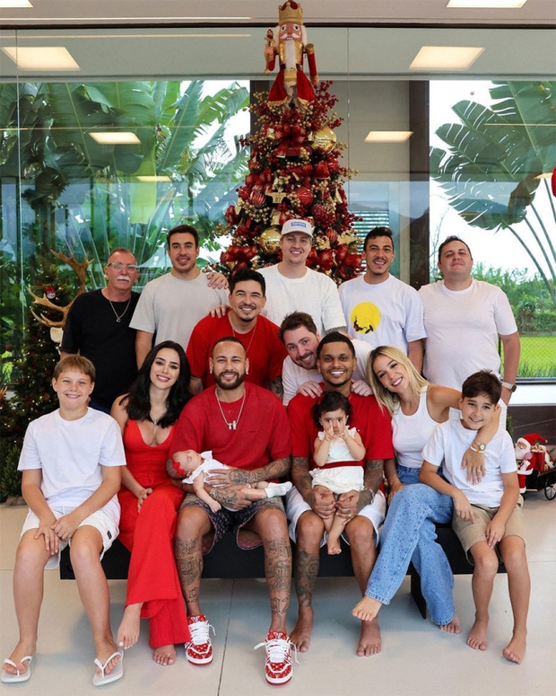 Neymar hạnh phúc đón Giáng sinh cùng bạn gái cũ, rộ lên tin đồn cặp đôi tái hợp chỉ sau một tháng chia tay - Ảnh 2.