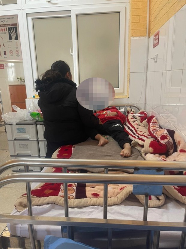 Nhiều học sinh đau bụng sau bữa trưa phải nhập viện ở Thanh Hoá: Nhà trường, phường báo cáo số liệu không đúng - Ảnh 4.