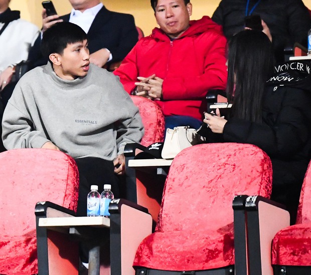 Đoàn Văn Hậu và Doãn Hải My xuất hiện cùng nhau tại sự kiện bóng đá, gieo tin vui giữa dư luận