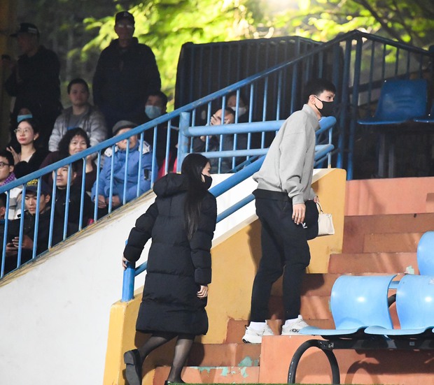 Đoàn Văn Hậu và Doãn Hải My xuất hiện cùng nhau tại sự kiện bóng đá, gieo tin vui giữa dư luận