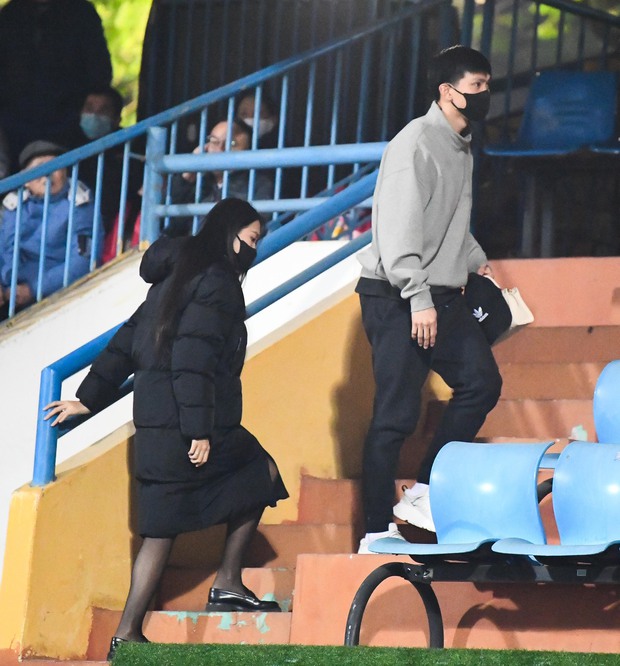 Đoàn Văn Hậu và Doãn Hải My xuất hiện cùng nhau tại sự kiện bóng đá, gieo tin vui giữa dư luận