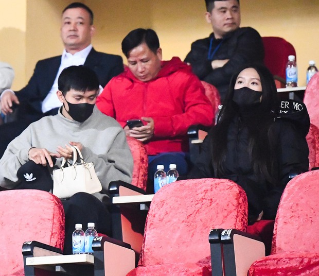 Đoàn Văn Hậu và Doãn Hải My xuất hiện cùng nhau tại sự kiện bóng đá, gieo tin vui giữa dư luận