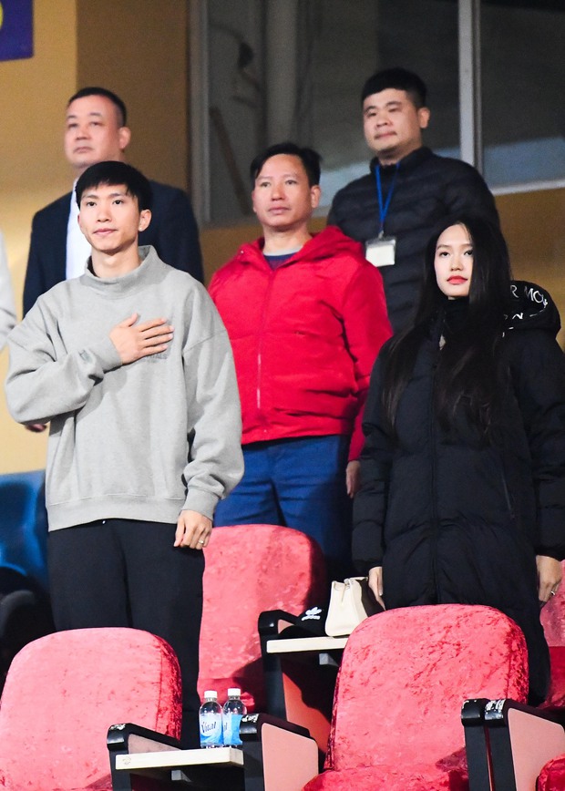 Đoàn Văn Hậu và Doãn Hải My xuất hiện cùng nhau tại sự kiện bóng đá, gieo tin vui giữa dư luận