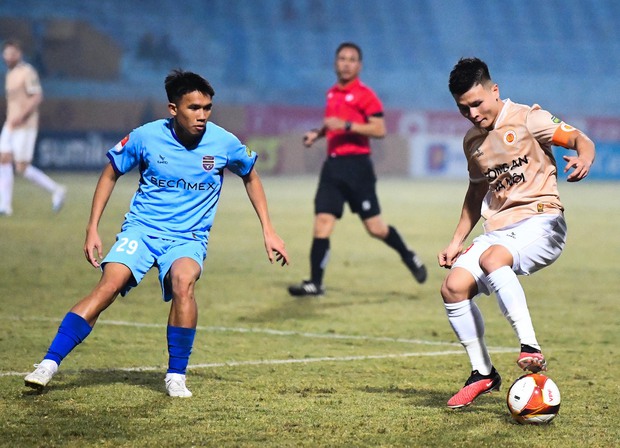 Quang Hải lập công trước ngày đám cưới cùng Chu Thanh Huyền