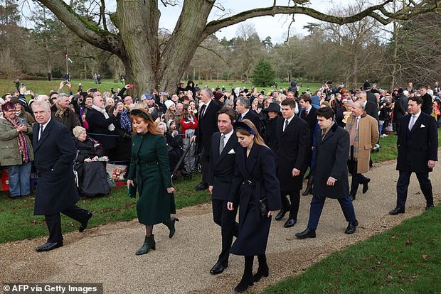 Gia đình Hoàng gia Anh tụ họp dịp lễ Giáng sinh, khoảnh khắc các nhóc tỳ hoàng gia xuất hiện đáng yêu đến lịm tim - Ảnh 3.