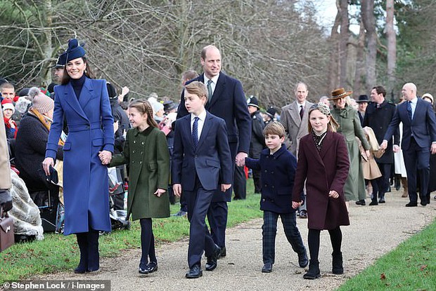 Gia đình Hoàng gia Anh tụ họp dịp lễ Giáng sinh, khoảnh khắc các nhóc tỳ hoàng gia xuất hiện đáng yêu đến lịm tim - Ảnh 2.