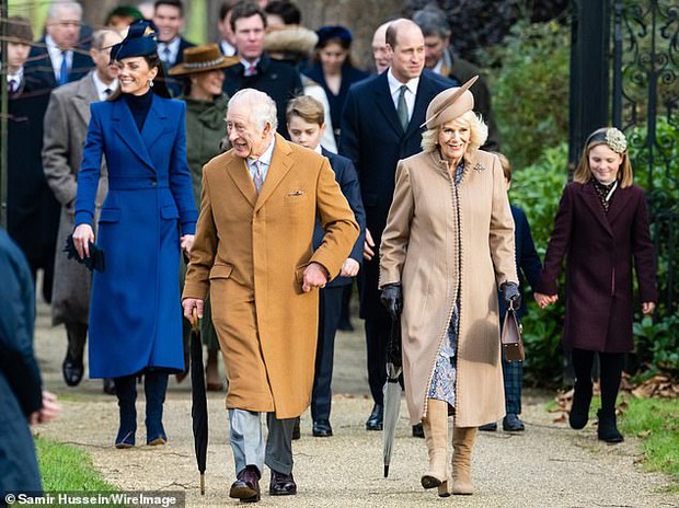 Gia đình Hoàng gia Anh tụ họp dịp lễ Giáng sinh, khoảnh khắc các nhóc tỳ hoàng gia xuất hiện đáng yêu đến lịm tim - Ảnh 1.