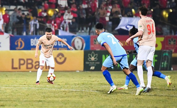 Quang Hải lập công trước ngày đám cưới cùng Chu Thanh Huyền