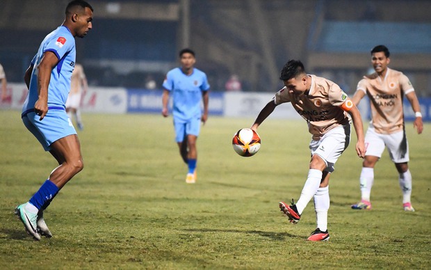 Quang Hải lập công trước ngày đám cưới cùng Chu Thanh Huyền