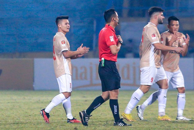 Quang Hải lập công trước ngày đám cưới cùng Chu Thanh Huyền