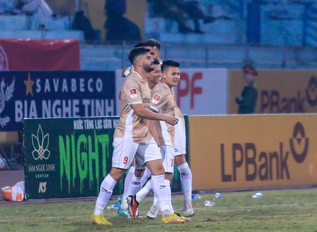 Quang Hải lập công trước ngày đám cưới cùng Chu Thanh Huyền