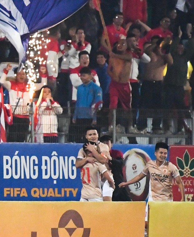 Quang Hải lập công trước ngày đám cưới cùng Chu Thanh Huyền