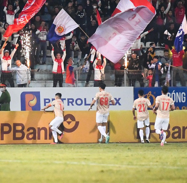 Quang Hải lập công trước ngày đám cưới cùng Chu Thanh Huyền