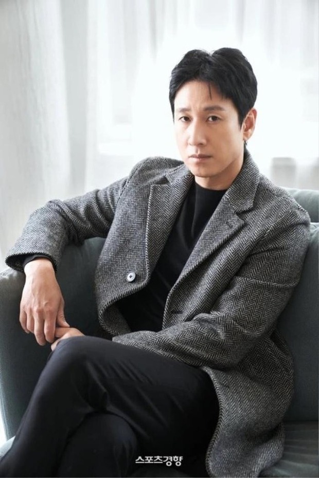 Năm 2023 huy hoàng - tang thương của Lee Sun Kyun: 2 bộ phim gây sốt và dấu chấm hết đột ngột - Ảnh 4.