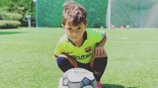 Messi's son caused a fever when he scored 3 goals in one match, his movements and skills are all the same as his father - Photo 4.