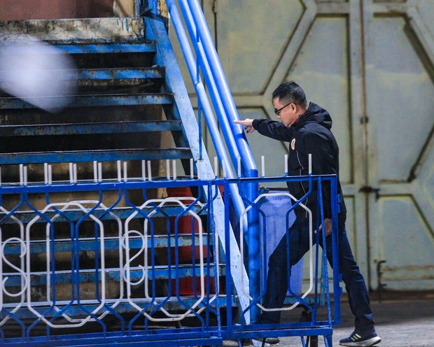 HLV Trần Tiến Đại không chịu rời sân sau khi nhận thẻ đỏ, lao vào sân phản ứng trọng tài