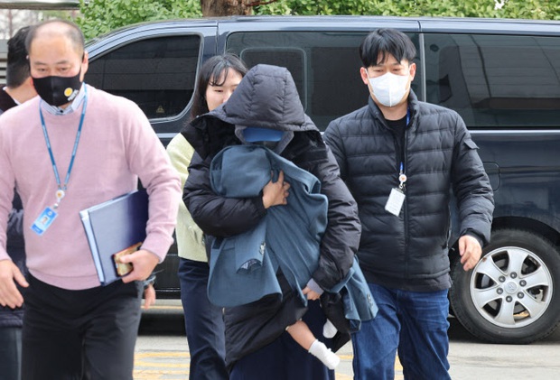 Nhân tình của Lee Sun Kyun bế theo một đứa bé khi trình diện tại cơ quan cảnh sát - Ảnh 2.