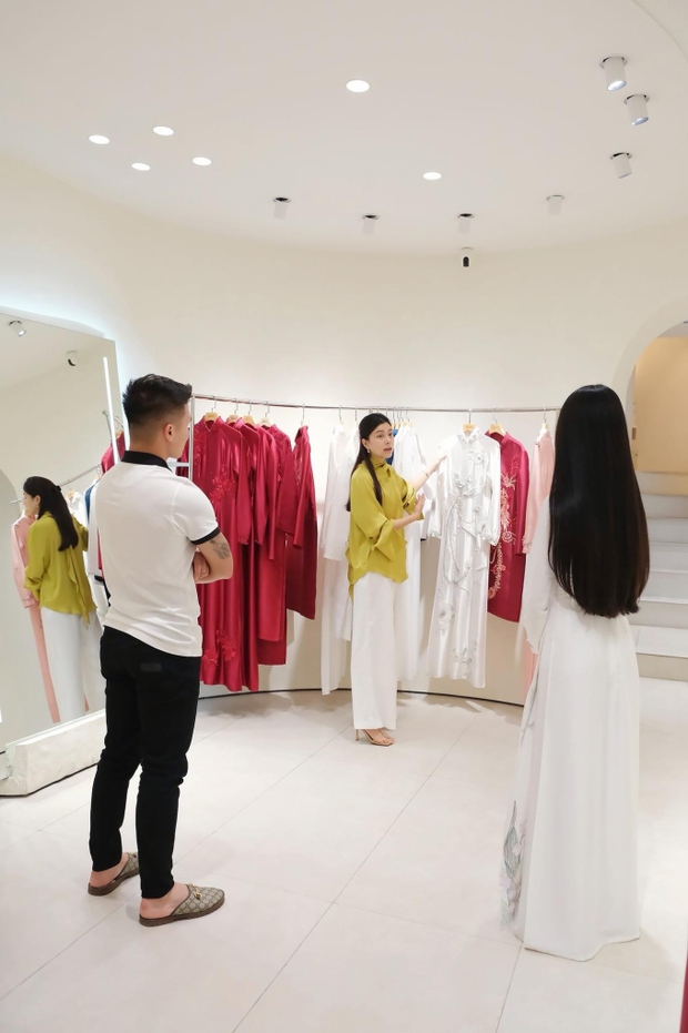 Hai cầu thủ Việt Nam Quang Hải và Chu Thanh Huyền chia sẻ về áo dài ăn hỏi