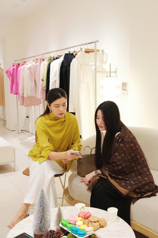 Hai cầu thủ Việt Nam Quang Hải và Chu Thanh Huyền chia sẻ về áo dài ăn hỏi