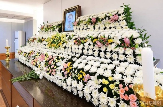 Cựu Tổng thống Moon Jae In cảnh tỉnh người Hàn sau cái chết thảm của Lee Sun Kyun - Ảnh 2.