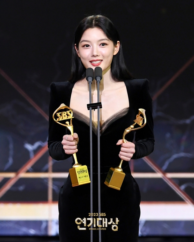 Khoảnh khắc hot nhất SBS Drama Awards 2023: Kim Yoo Jung đỏ mặt khi xem lại cảnh nóng với Song Kang - Ảnh 5.