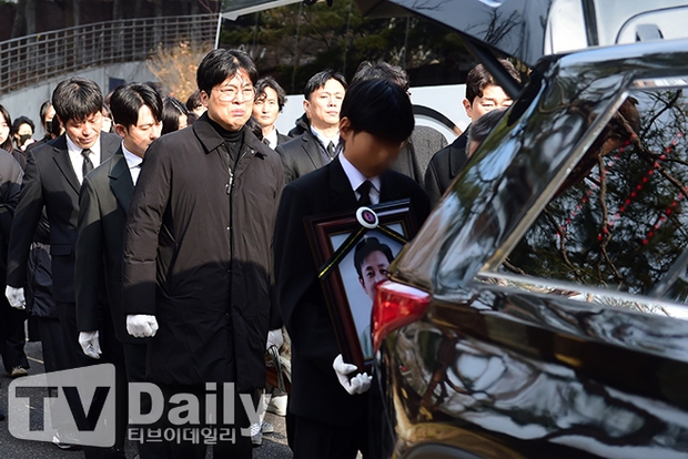 Lễ tiễn đưa Lee Sun Kyun: Con trai bê di ảnh, đạo diễn Ký Sinh Trùng khiêng quan tài, bà xã khóc nghẹn trong phút tiễn biệt - Ảnh 4.