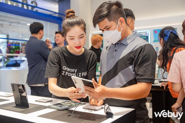 Không khí náo nhiệt ngày khai trương Cửa Hàng Trải Nghiệm Samsung lớn nhất Việt Nam, có gì hấp dẫn mà dân tình rần rần đến vậy - Ảnh 10.