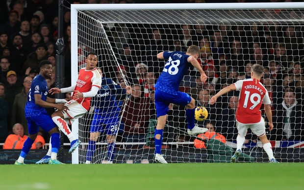 VAR gây tranh cãi trong ngày Arsenal rơi khỏi ngôi đầu Ngoại hạng Anh