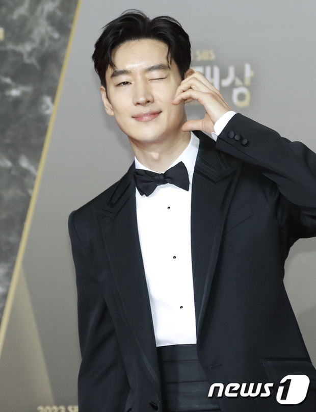 Thảm đỏ SBS Drama Awards: Lee Sung Kyung nóng bỏng át Kim Yoo Jung, dàn sao mặc đồ đen tưởng niệm Lee Sun Kyun - Ảnh 13.