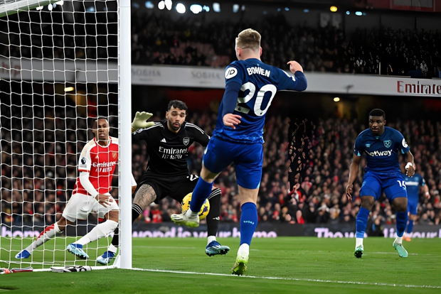 VAR gây tranh cãi trong ngày Arsenal rơi khỏi ngôi đầu Ngoại hạng Anh