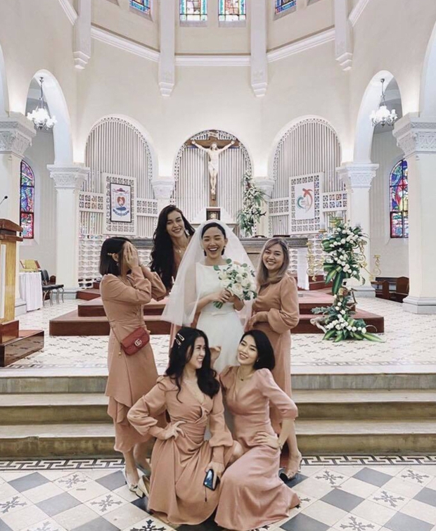 Tóc Tiên tiết lộ hình ảnh về đám cưới lâu năm tại đền thờ ở Đà Lạt: Vẻ đẹp cuốn hút của cô dâu!
