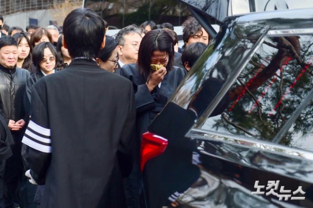 Lễ tiễn đưa Lee Sun Kyun: Con trai bê di ảnh, đạo diễn Ký Sinh Trùng khiêng quan tài, bà xã khóc nghẹn trong phút tiễn biệt - Ảnh 7.
