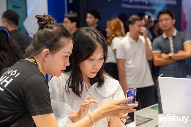Không khí náo nhiệt ngày khai trương Cửa Hàng Trải Nghiệm Samsung lớn nhất Việt Nam, có gì hấp dẫn mà dân tình rần rần đến vậy - Ảnh 4.
