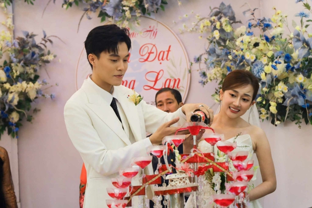 Đám cưới Phương Lan - Phan Đạt tại Ninh Bình: Chú rể nhìn vợ si tình, cùng làm 1 việc đặc biệt trước khi vào lễ đường - Ảnh 3.